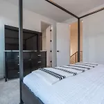 Room 1 Of Lovely Montgomery Home, Downtown Calgary