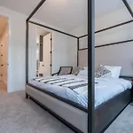 Room 1 Of Lovely Montgomery Home, Downtown Calgary