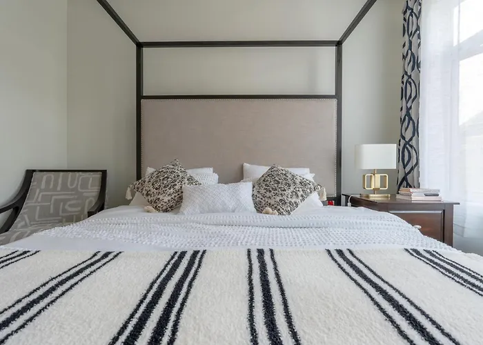 Room 1 Of Lovely Montgomery Home, Downtown Calgary