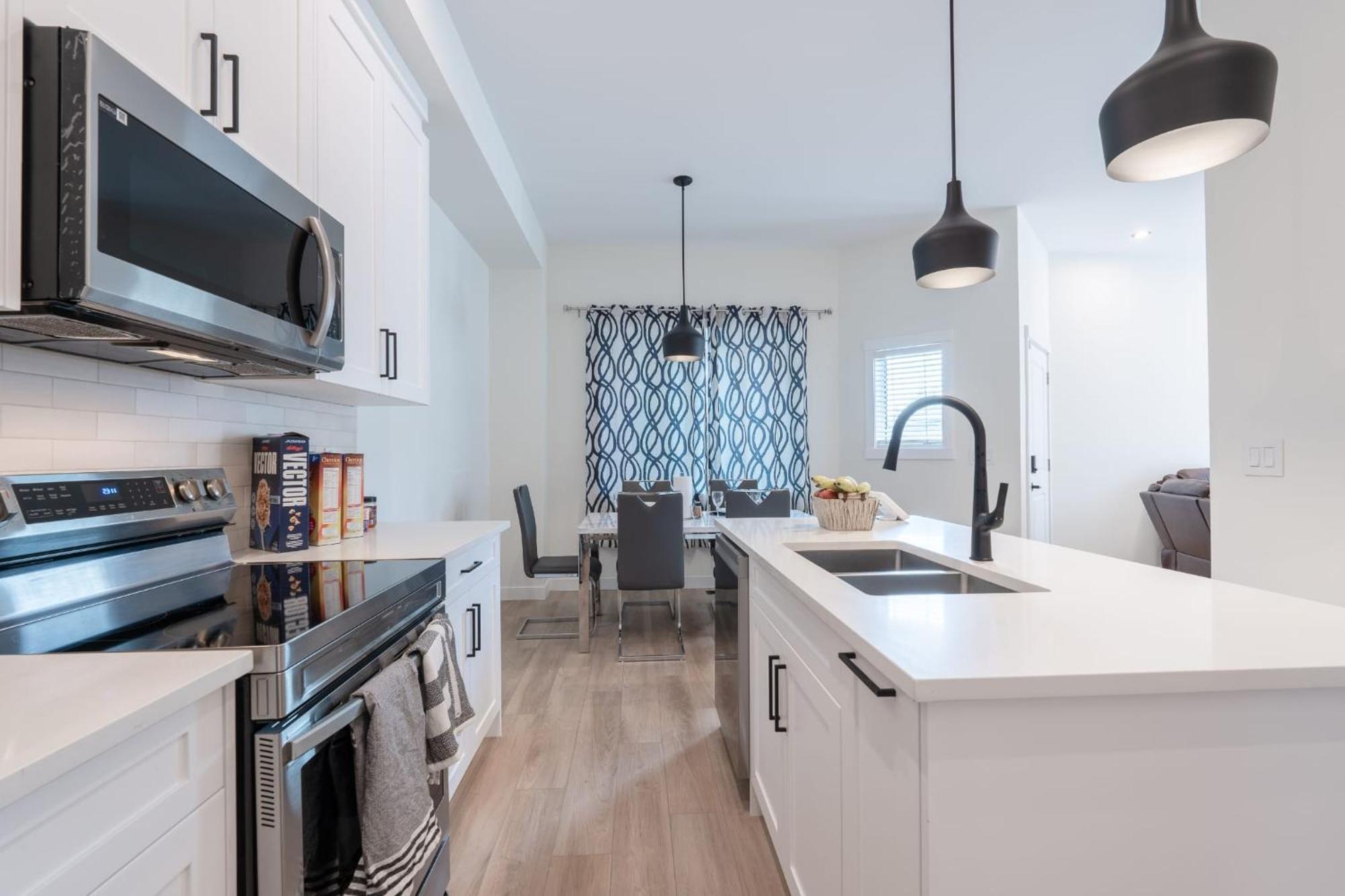 1 Of Lovely Montgomery Home, Downtown * Calgary
