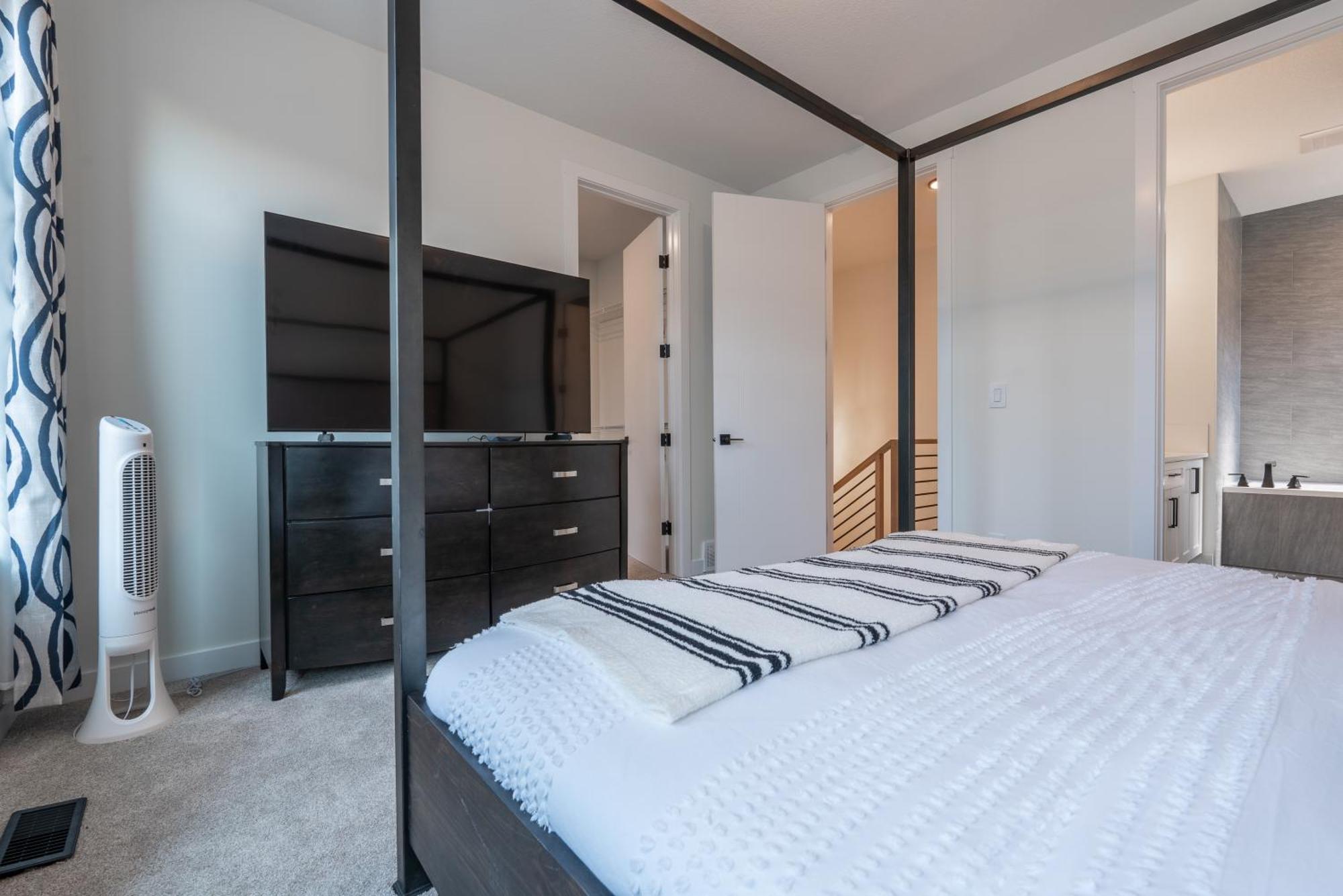 1 Of Lovely Montgomery Home, Downtown Homestay Calgary