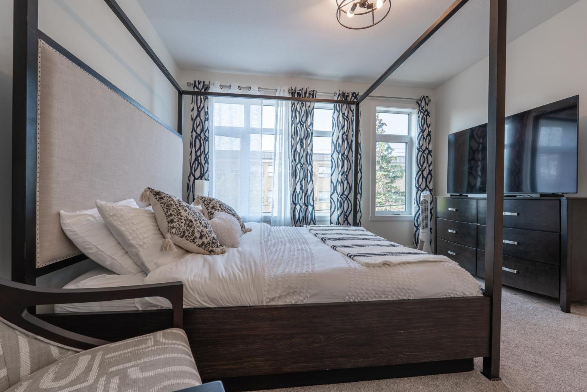1 Of Lovely Montgomery Home, Downtown Homestay Calgary